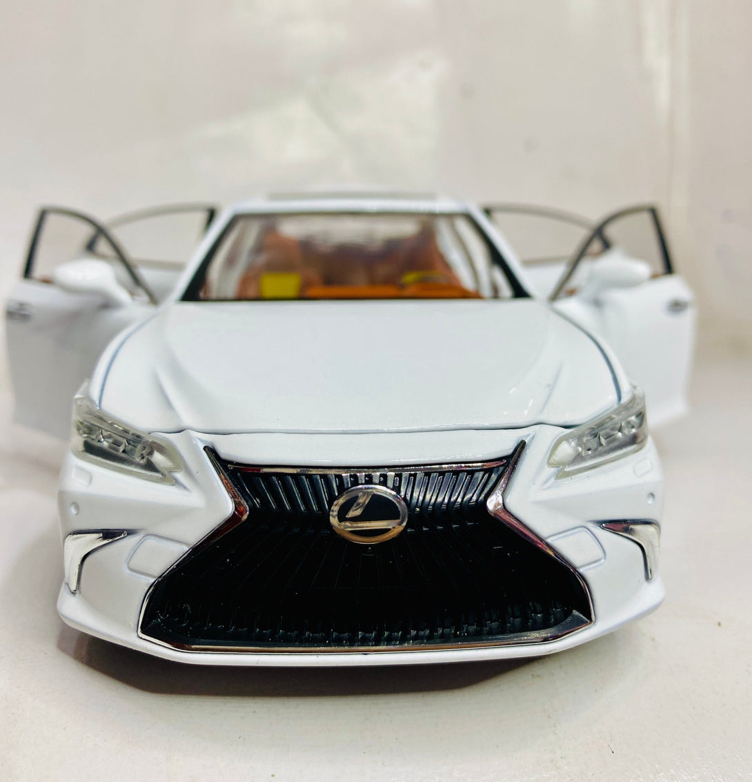 1:24 Toyota Lexus Es300 Die Cast Metal Model Car with Light and Sound - Trendytoys